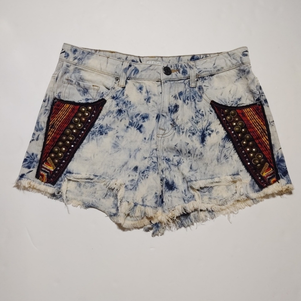 BDG Mid Rise Freja Vintage Fit Bleach Wash Embellished Distressed Shorts Size 27